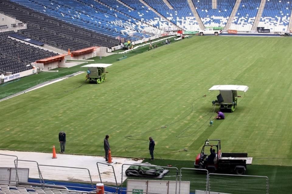 En el Estadio Monterrey se realizan los últimos detalles para poner a punto el nuevo césped.