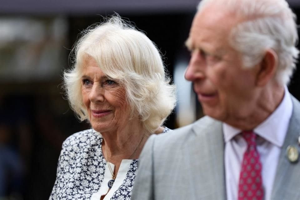 En marzo, el Rey Carlos III fue hospitalizado debido a efectos secundarios del tratamiento, lo que lo llevó a reducir sus compromisos públicos.