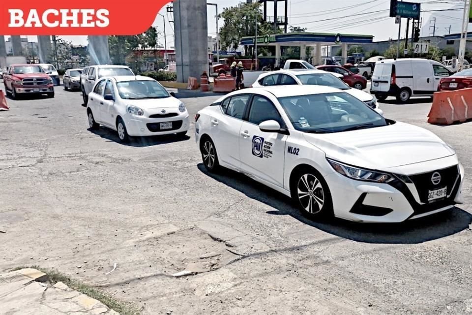 Además de batallar por el congestionamiento en la 'Y Griega', los automovilistas sufren por los baches.