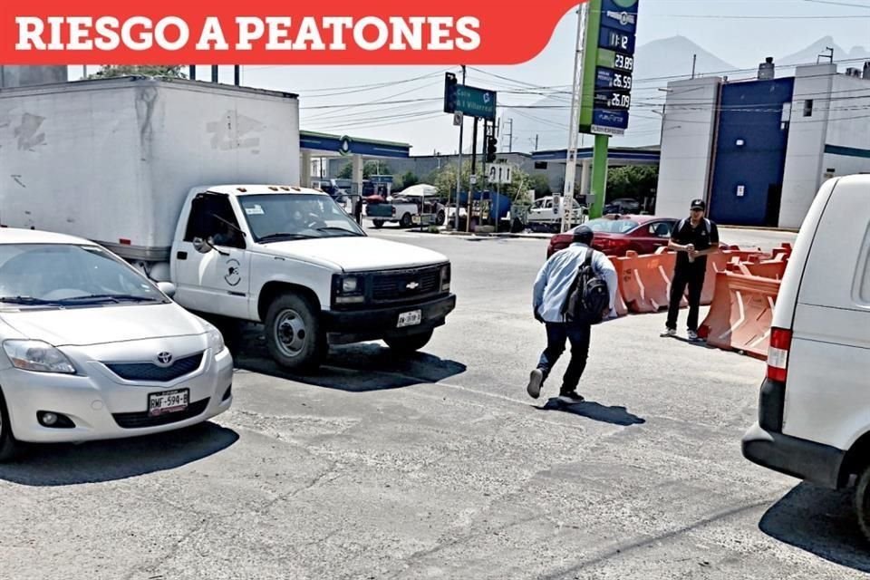 La cancelación de un puente peatonal y la obstrucción de banquetas ponen en riesgo a los transeúntes.