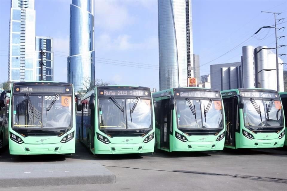 La zona de Valle Oriente es escenario de largas filas y esperas de usuarios del transporte público.