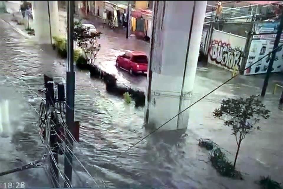 Avenida Tláhuac registra inundaciones, lo que afecta la vialidad.