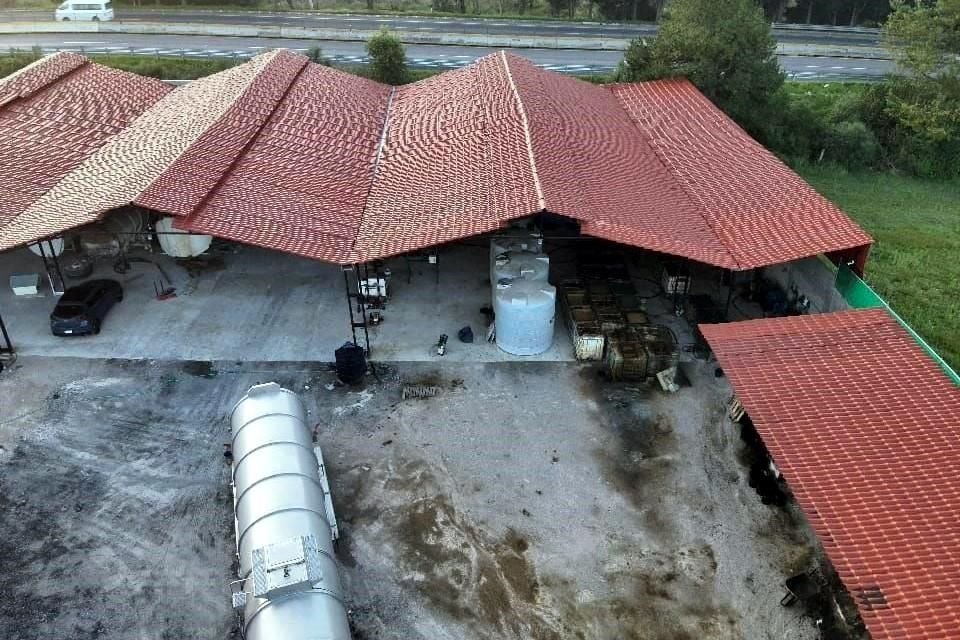 Autoridades federales aseguraron una bodega ubicada en el poblado de Tres Marías, en Huitzilac, Morelos, presuntamente utilizada para el almacenaje de combustible robado o huachicol el pasado jueves.