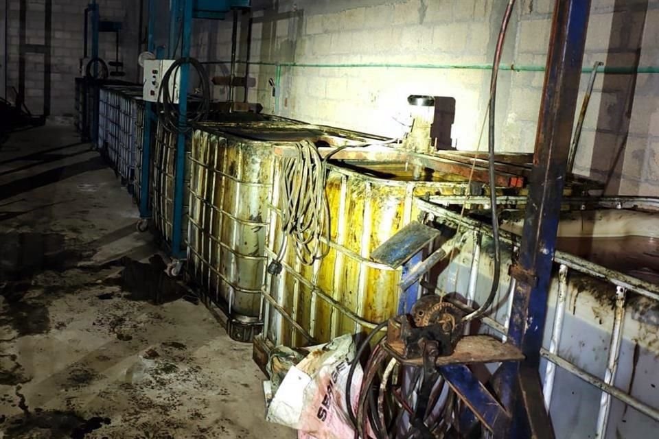 Las fuerzas de seguridad federal localizaron dentro del inmbueble varios bidones de gasolina, diésel y turbosina, así como varios tanques metálicos de gran capacidad, pero no hubo detenidos.