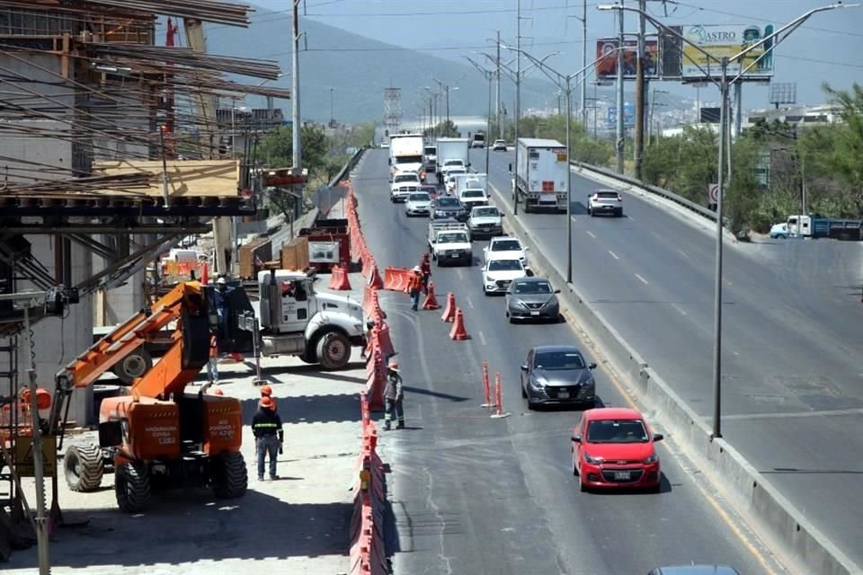 Por el cierre, un tramo de Miguel Alemán sólo tenía un carril.