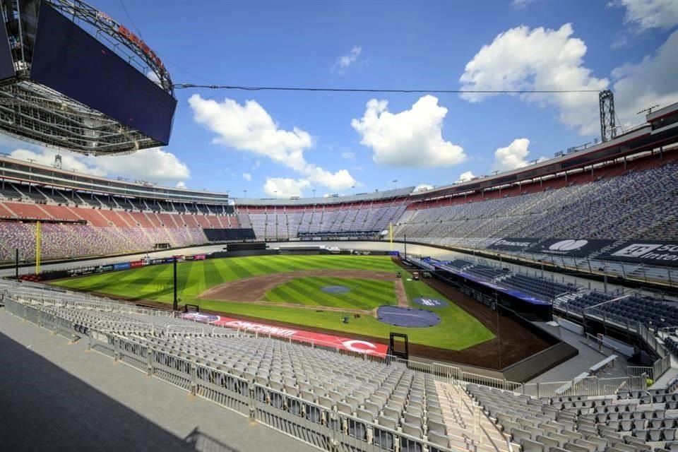 El campo de beisbol dentro del autódromo de Bristol Motor Speedway.