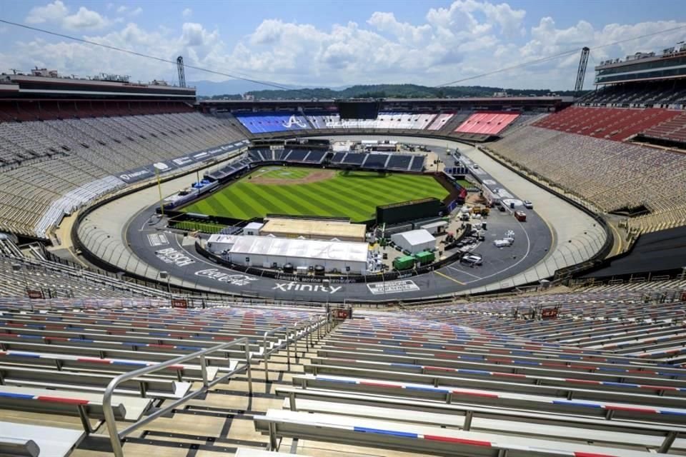 El campo de beisbol dentro del autódromo de Bristol Motor Speedway.