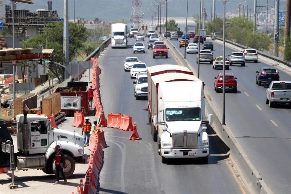 Trabajadores bloquearon temporalmente dos carriles de Miguel Alemán, complicando más la vialidad.