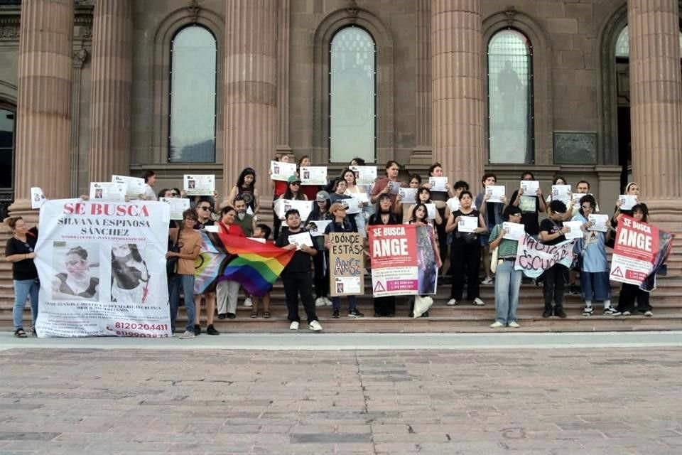 Los manifestantes se reunieron en el Palacio de Gobierno para exigir a las autoridades localizar a Ange.
