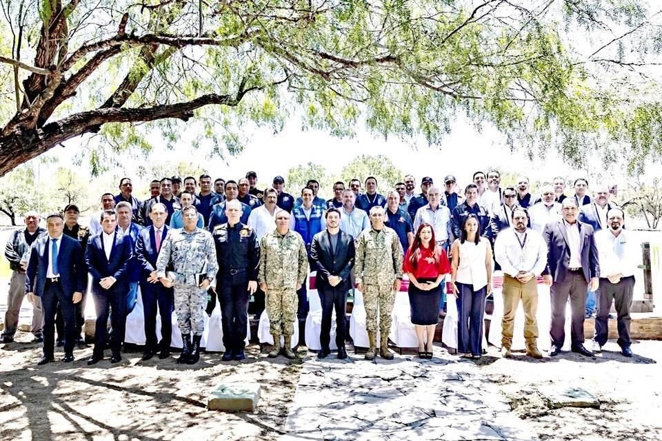 El Gobernador Samuel García, integrantes de su Gabinete, Alcaldes y mandos municipales se reunieron ayer en el Campo Militar.