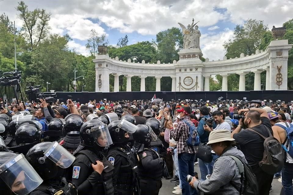 La presencia policiaca causó enojo de manifestantes.
