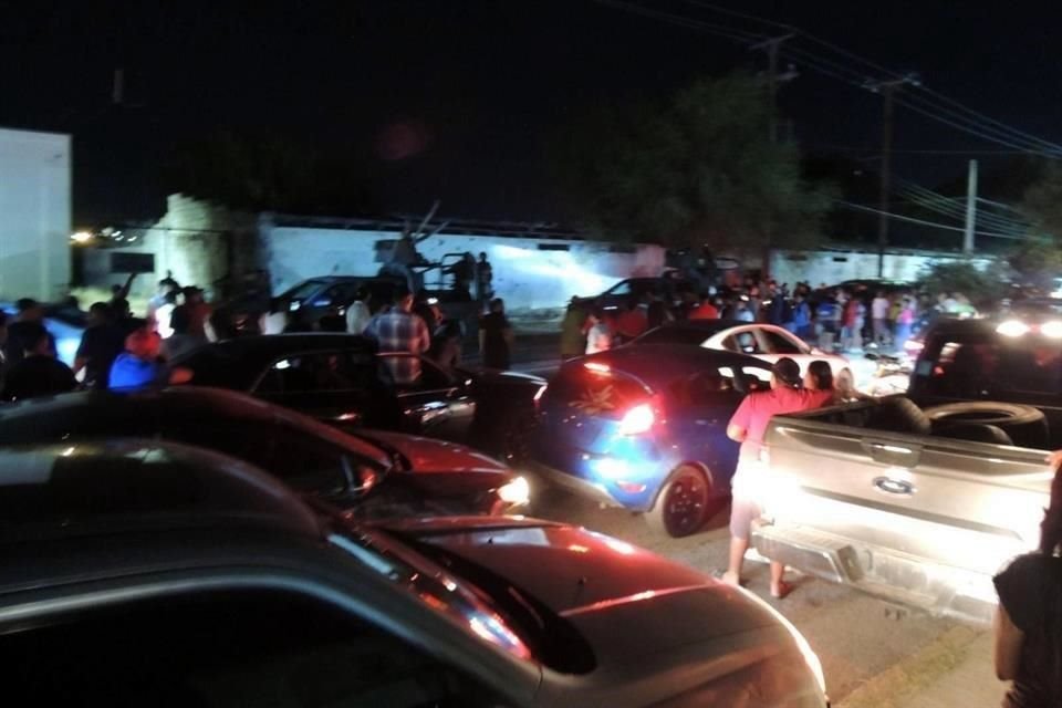 El inusual hecho ocurrió la noche del viernes y provocó tal revuelo que mandos del Decimosexto Regimiento de Sedena en Nuevo Laredo acudieron al sitio para contener a la multitud.