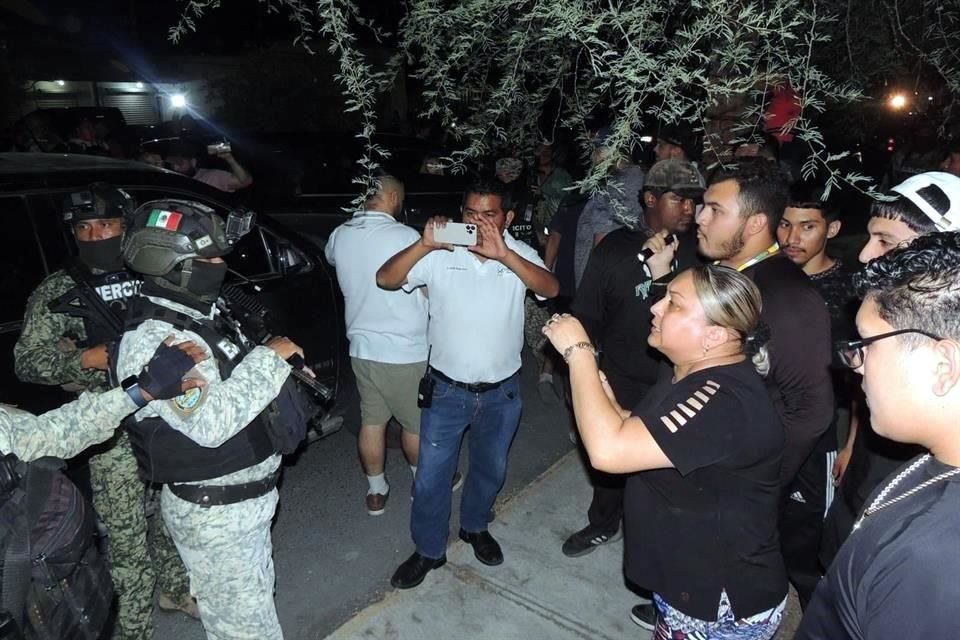 Decenas de ciudadanos acudieron al sitio y rodearon a los soldados, bloqueando su movilidad.