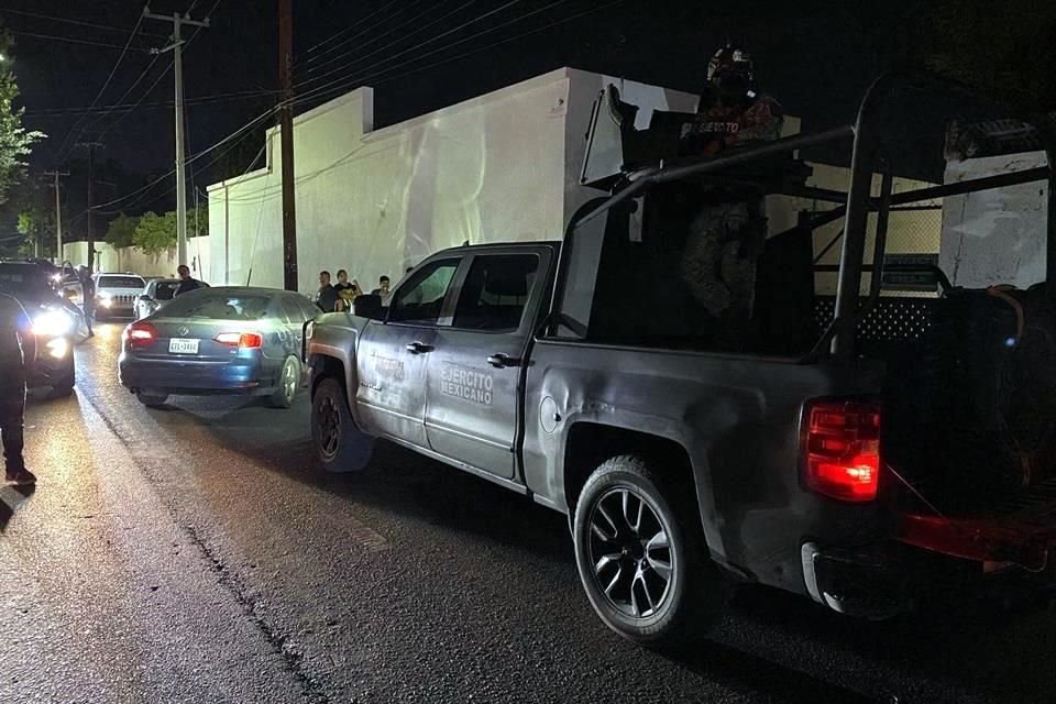 Los militares, presionados por la multitud, devolvieron parte del dinero y se comprometieron a entregar el resto.