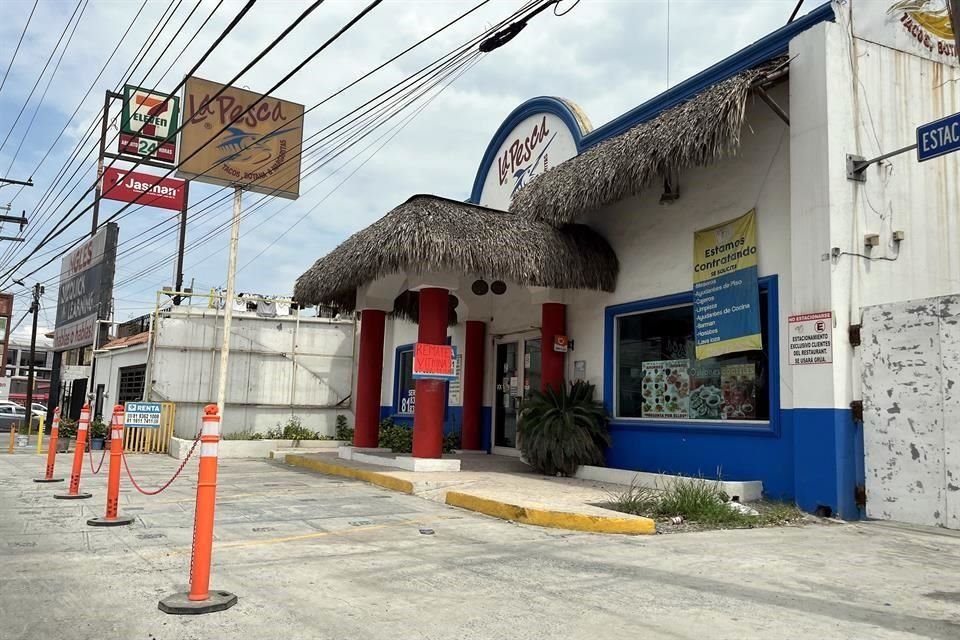 Un restaurante de la zona de Miguel Alemán registró una caída en sus ventas y ofrece mobiliario en venta. 