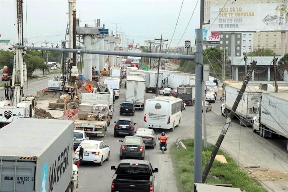 En la Avenida Miguel Alemán, a la altura del Boulevard Aeropuerto, las obras de la Línea 6 del Metro trastocan gravemente el tráfico.