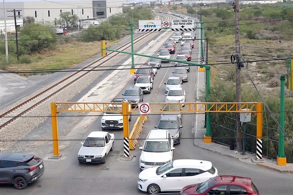 En parques industriales, como el Stiva, tardan hasta una hora en poder salir por el desorden en la vialidad.