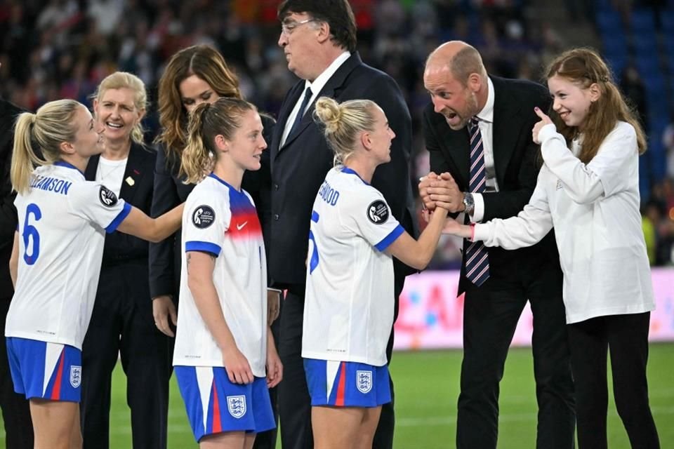 El Príncipe de Gales salió al campo para felicitar al equipo, estrechando la mano de la jugadora inglesa Michelle Agyemang y ofreciéndole sus más cálidas felicitaciones.