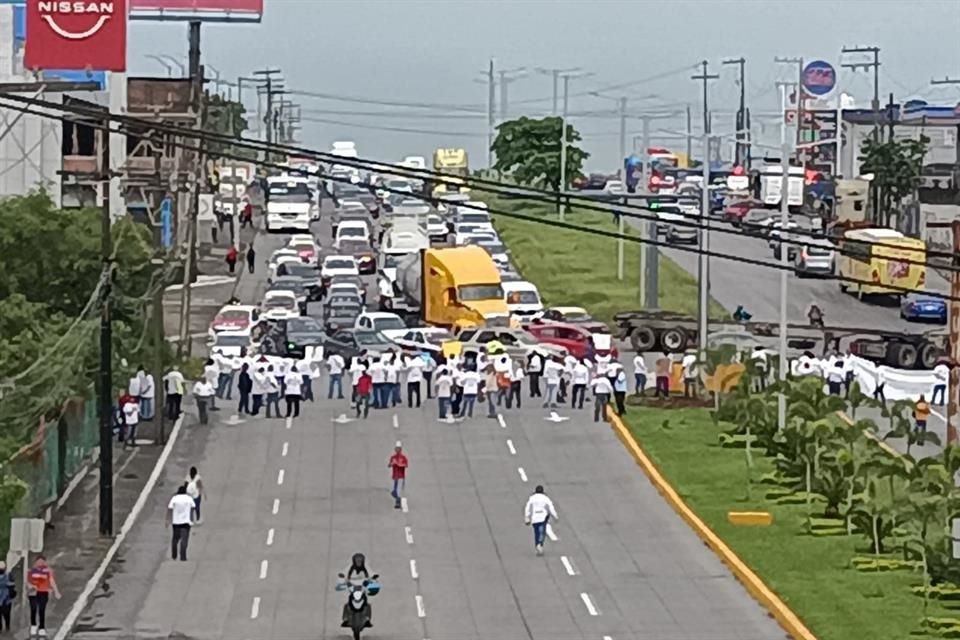 Por cinco horas, taxistas inconformes con un tope tarifario tomaron los accesos a la zona conurbada de Veracruz y desquiciaron vías.