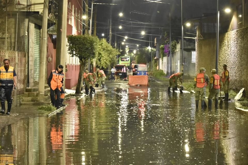 Autoridades reportaron la caída de 15 árboles y 16 encharcamientos por lluvias en CDMX; un canal se desbordó en Tláhuac.