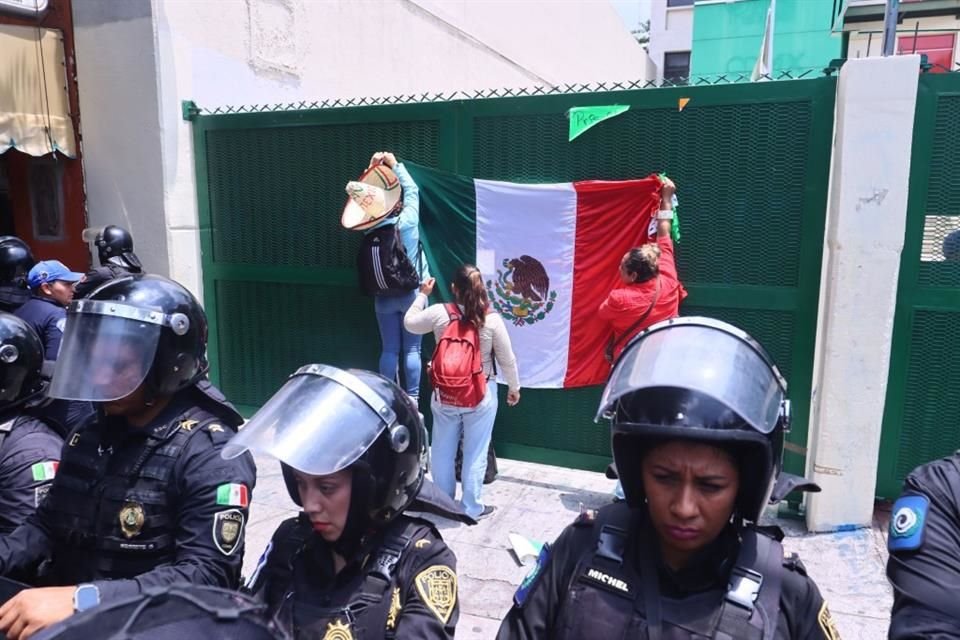 Al igual que el viernes, manifestantes se hicieron presentes en la audiencia de la modelo argentina Ximena Pichel.