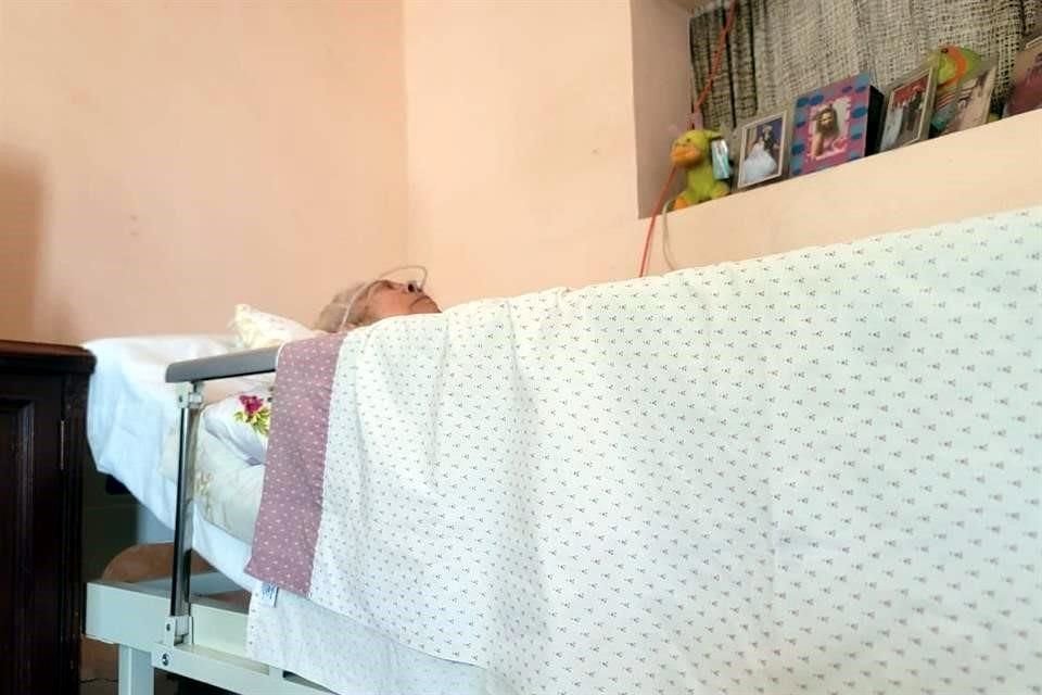 Doña Berta Hernández Lara, de 90 años, sigue luchando por su vida en su casa, pero la autoridad la dio por fallecida. 