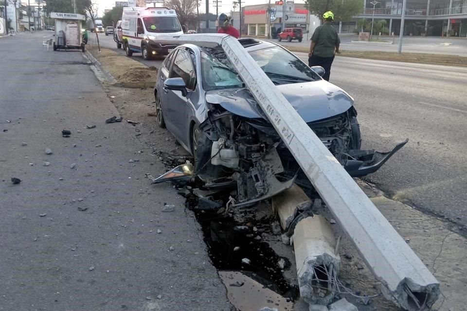 UN BOTÓN DE MUESTRA: Una pareja estrelló ayer su auto contra un poste en la Av. Revolución y lo abandonó.
