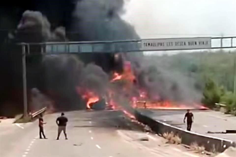 Por el incendio, fue cerrada la Carretera Nacional en los límites de Nuevo León y Tamaulipas.