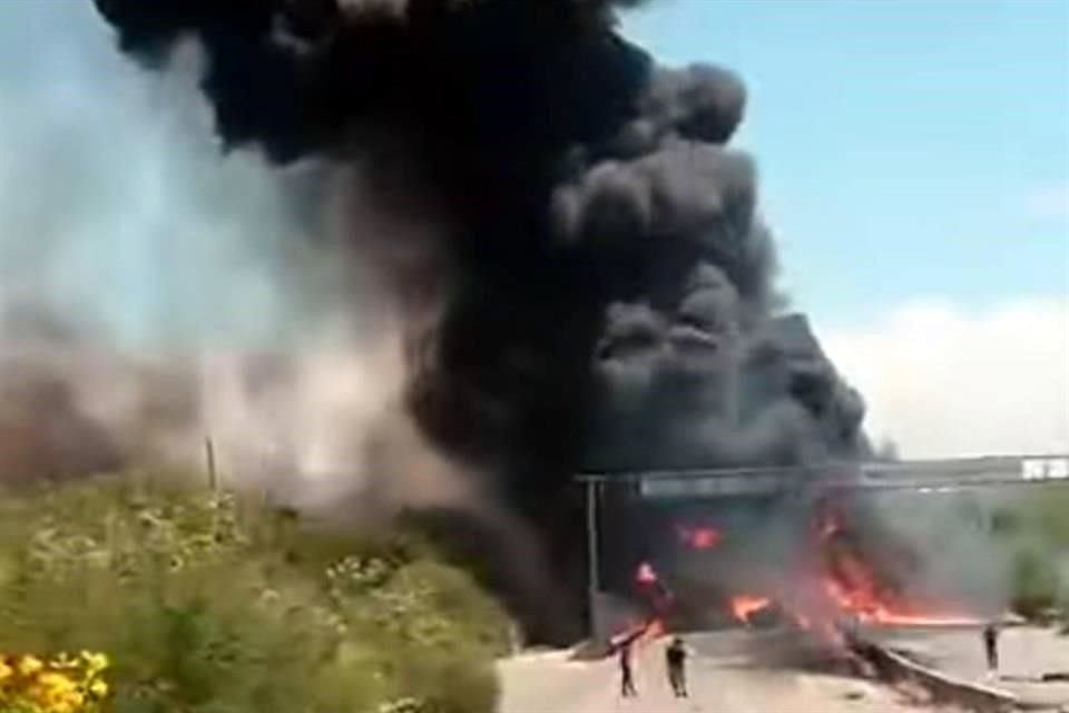 El incendio provocó una gran columna de humo.