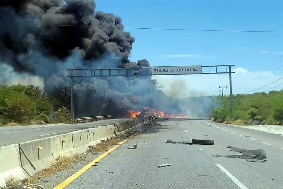 La unidad de carga ardió a unos metros de la línea divisoria con Tamaulipas.