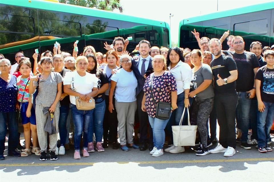 El Gobierno estatal puso ayer en operación 30 camiones nuevos para que sean utilizados en la Ruta 30.