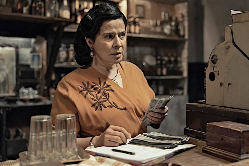 Destacan como personajes centrales Arcelia Ramírez, Paulina Gaytán, Joaquín Cosío y Alfonso Dosal.