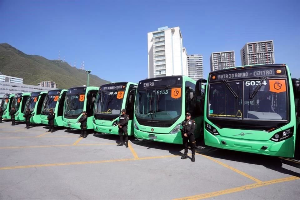 El Gobierno estatal puso ayer en operación 30 camiones nuevos para que sean utilizados en la Ruta 30.