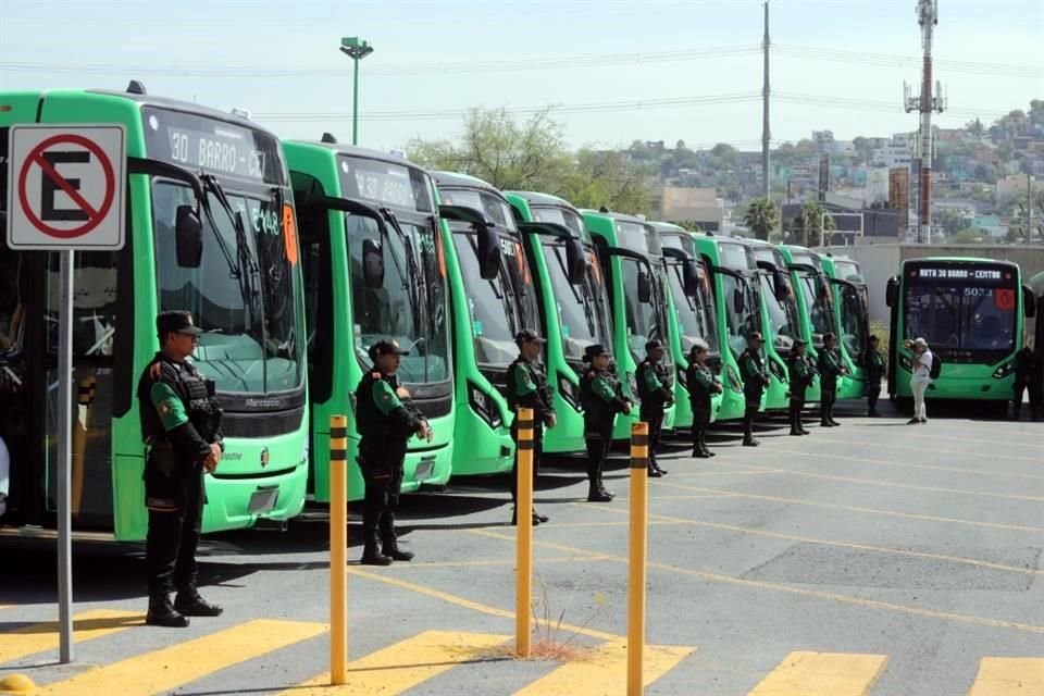 El Gobierno estatal puso ayer en operación 30 camiones nuevos para que sean utilizados en la Ruta 30.