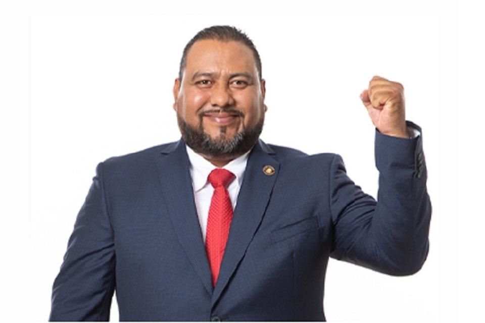 Roberto Domínguez, diputado de Morena, olvidó apagar su micrófono durante sesión en Cámara de Diputado, y reveló que estaba en pleno vuelo.