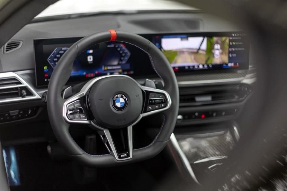 İç mekanda değişken ve yapılandırılabilir Widget'lara sahip BMW İşletim Sistemi 8.5 kullanılıyor.