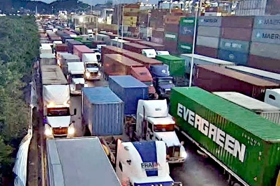 Przy wejściach do portu w Manzanillo można zobaczyć kilometrowe kolejki ciężarówek.