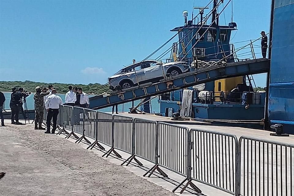 La primera maniobra que se tuvo fue el arribo de una embarcación integradora, procedente de Panamá, que cargó vehículos de una armadora ubicada en Nuevo León.