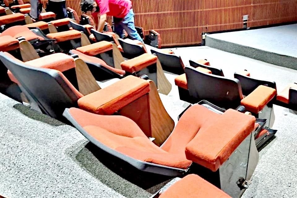 La compra de los asientos supera en 167 por ciento, es decir, más del doble, al precio que ofrecen diversas empresas de muebles y de envío.