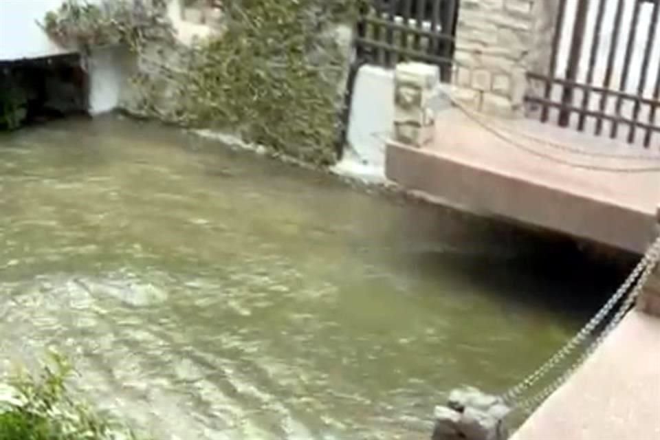 De acuerdo con vecinos, alrededor de las 14:00 horas el nivel del cauce aumentó, sin que se hayan registrado lluvias.