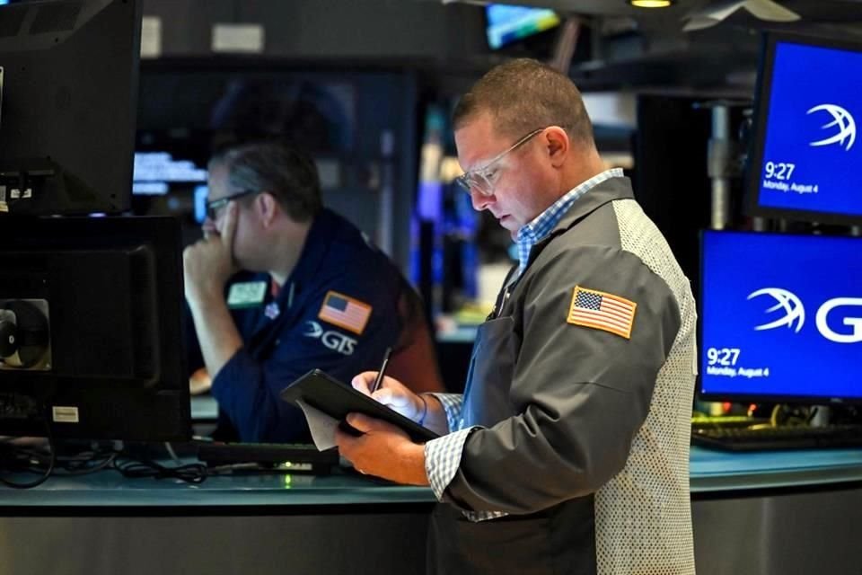 New York Borsası'nda yatırımcılar ekonomik verileri izliyor.