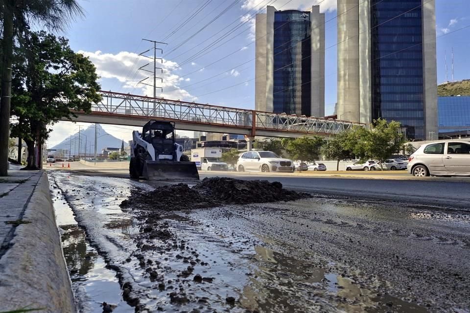 AyD limpió la zona antes de reabrir la vialidad.