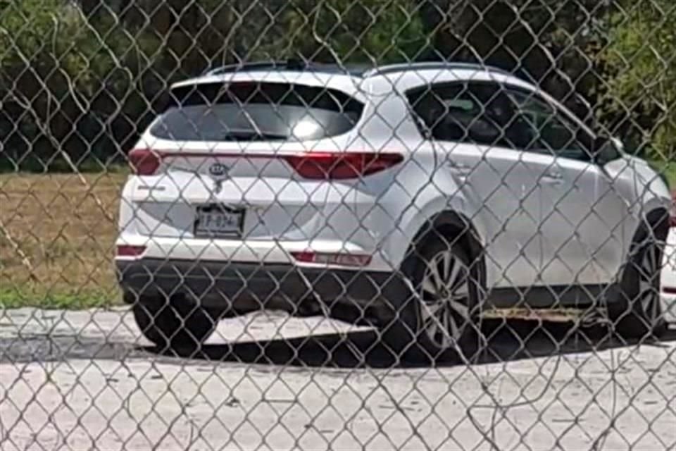 La camioneta en la que llegó el ingeniero quedó en el estacionamiento de la Secundaria Antonio de la Garza García, en el centro de Montemorelos.