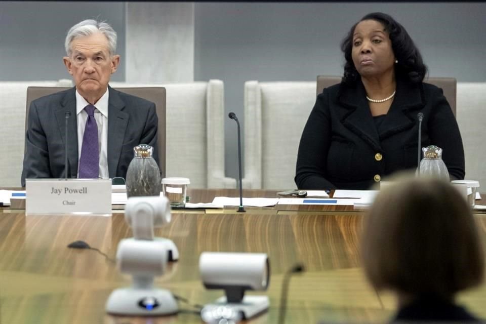 El presidente de la Reserva Federal estadounidense, Jerome Powell, junto a Lisa Cook, miembro de la Junta de Gobernadores del banco central.