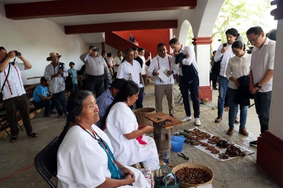 En Villa Hidalgo Yalálag, Oaxaca, representantes de Adidas ofrecieron una disculpa pública a los artesanos por el uso no autorizado del diseño de su huarache tradicional en un modelo de calzado.