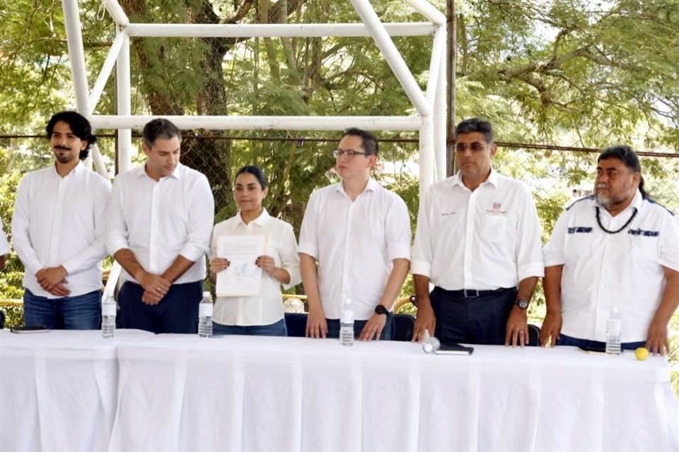 En Villa Hidalgo Yalálag, Oaxaca, representantes de Adidas ofrecieron una disculpa pública a los artesanos por el uso no autorizado del diseño de su huarache tradicional en un modelo de calzado.