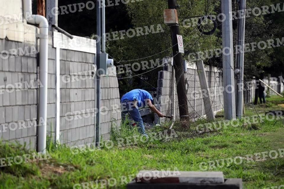 Fuentes explicaron que un sujeto habría ingresado durante la madrugada por un tramo de barda que se cayó.