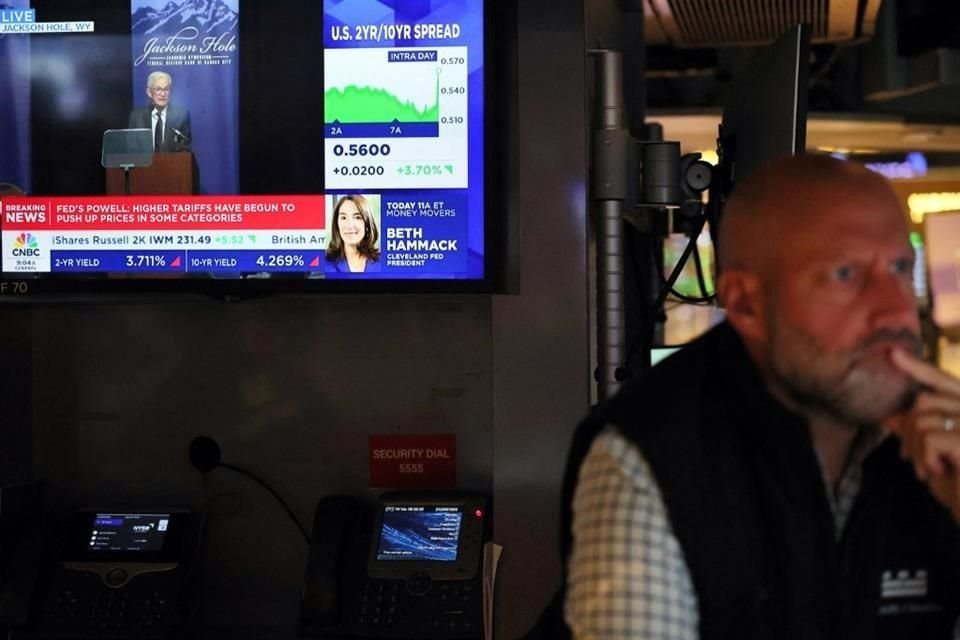 El índice Dow Jones batió su récord de diciembre, y llegó a 45 mil 631.74 puntos. El Nasdaq ganó 1.88% y el ampliado S&P 500 avanzó 1.52%.