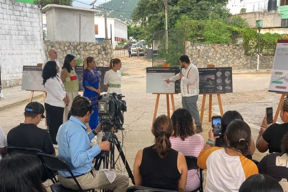 En su discurso, Sheinbaum tuvo que aceptar también que su proyecto de farmacias del bienestar que había prometido para arrancar en agosto, tendría que esperar para el mes próximo.