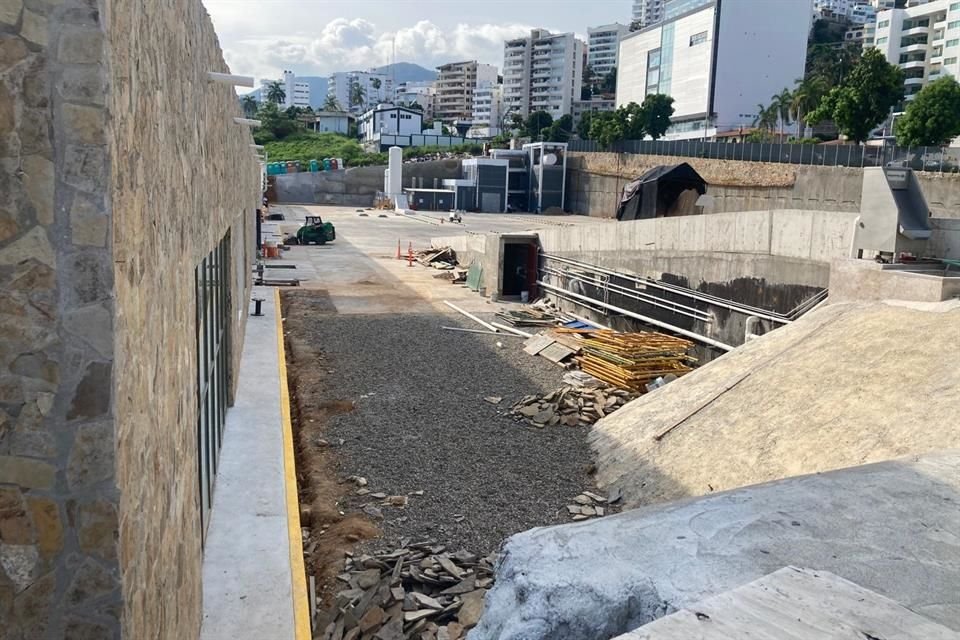 Desde afuera se ve que el lugar aún tiene montones de tierra y escombros, árboles, recién plantados, cajas eléctricas vacías y registros de desagüe sin tapar.